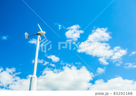 小型風力発電システム　青空　背景素材 83202166