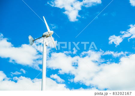 小型風力発電システム 青空 背景素材 小型風力発電システム 青空 背景素材 83202167