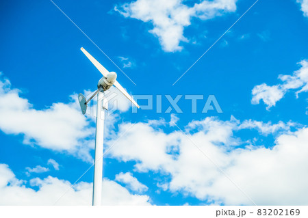 小型風力発電システム　青空　背景素材 83202169
