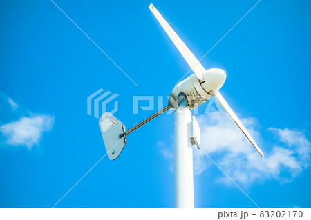 小型風力発電システム 青空 背景素材 小型風力発電システム 青空 背景素材 83202170
