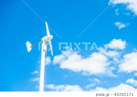 小型風力発電システム 青空 背景素材 小型風力発電システム 青空 背景素材 83202171
