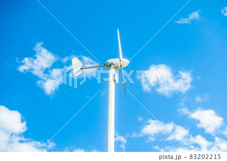 小型風力発電システム　青空　背景素材 83202215