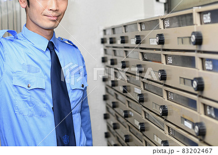 帽子と制服を着た巡回警備員の若い男性 83202467