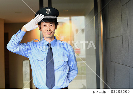 帽子と制服を着た巡回警備員の若い男性 83202509