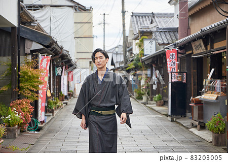 日田市豆田町を着物を着て散策する若い男性 83203005