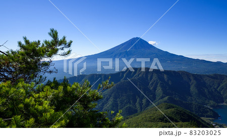 御坂・毛無山より望む富士山と山並み 御坂・毛無山より望む富士山と山並み 83203025