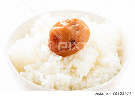 ごはんにのせられた、はちみつ梅(調味梅干)。(白バック) 83203474