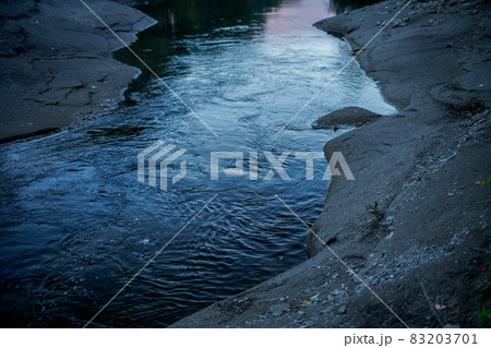 水辺の紅葉 83203701