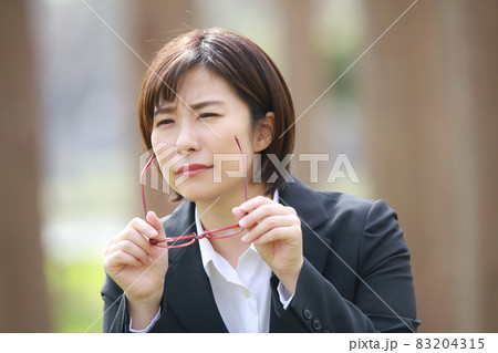 目を細める女性 目を細める女性 83204315