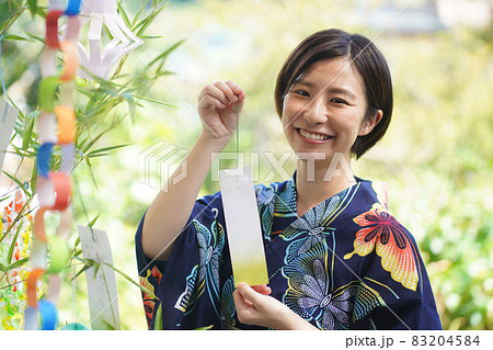 七夕竹に短冊を着ける女性 83204584