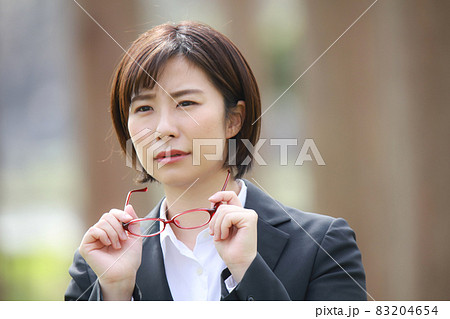 目を細める女性の写真素材 4654