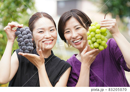ブドウを持つ女性 ブドウを持つ女性 83205070