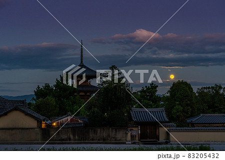 奈良県斑鳩町　世界遺産法起寺の三重塔の向こうから上ってくる中秋の名月 83205432