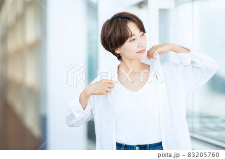 女性　ビューティー　美容　ミドル　スキンケア 83205760