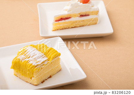 シートケーキとモンブラン 白いお皿とショートケーキ いちごがのったショートケーキの写真素材 61