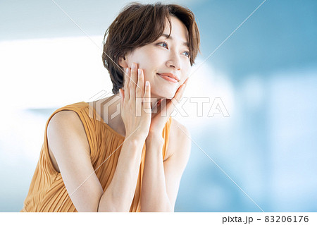 女性　ビューティー　美容　ミドル　スキンケア 83206176
