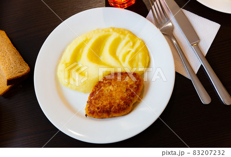 Roast meat cutlet with mashed potatoes 83207232