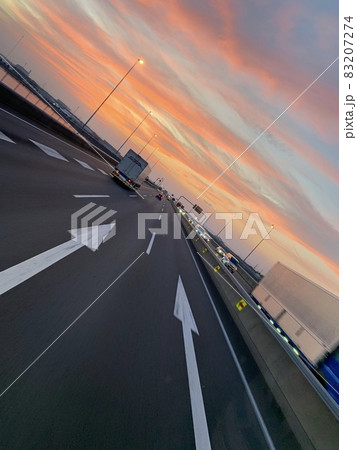 夕焼けの高速道路　帰り道 83207274
