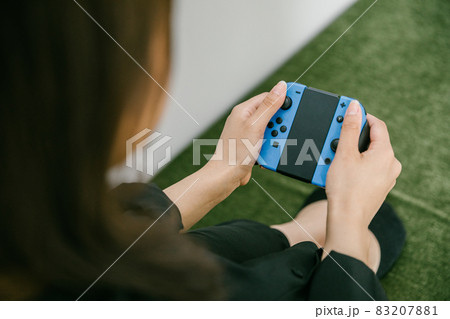 ゲームを楽しむ女性　ゲーム機を操作する女性 83207881