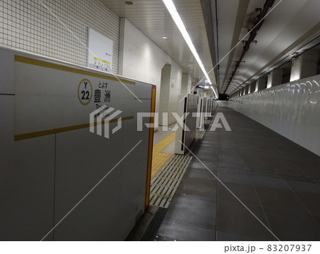 工事中の駅のプラットホーム 83207937