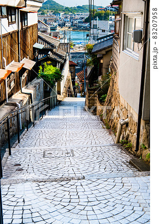 広島県尾道市　尾道の坂道 83207958