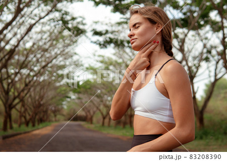 Woman checking pulse 83208390