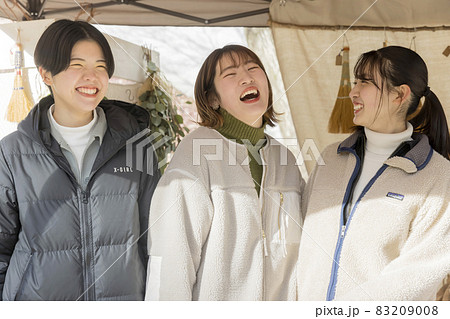 マルシェのお店の前で会話をする若い女性たち クラフトフェア マルシェのお店の前で会話をする若い女性たち クラフトフェア 83209008