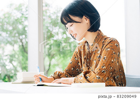 授業中の大学生　　 83209049