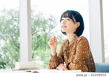 授業中の大学生 授業中の大学生 83209050