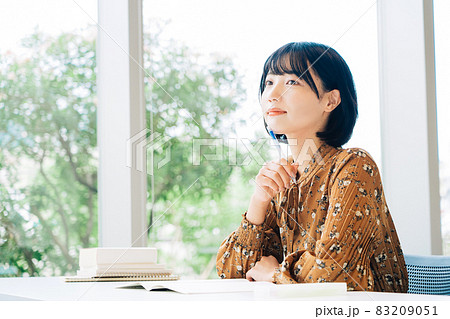 授業中の大学生　　 83209051