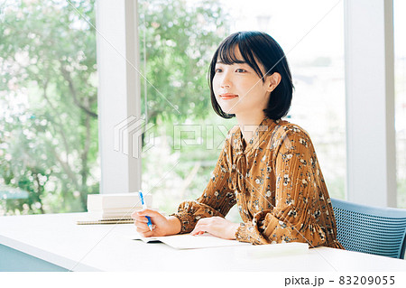 授業中の大学生　　 83209055