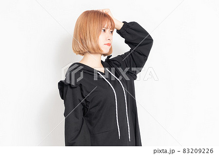 手を振り上げて怒っている若い女性 83209226