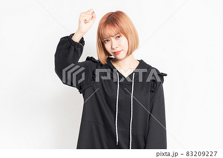 手を振り上げて怒っている若い女性 83209227