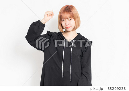 手を振り上げて怒っている若い女性 83209228