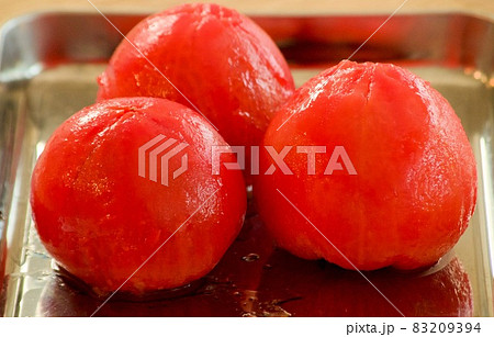 きれいに湯剥きされたトマト 83209394