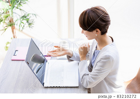 ビデオ通話をしている笑顔のビジネスウーマン 83210272