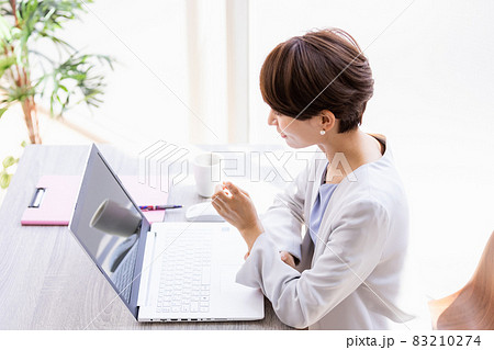 ビデオ通話をしている笑顔のビジネスウーマン 83210274