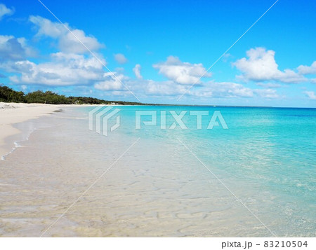 ニューカレドニア、ウベア島の風景 83210504