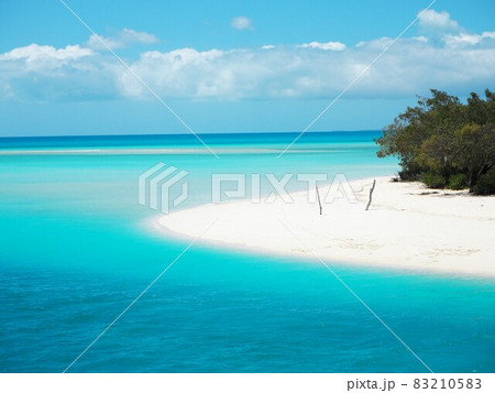 ニューカレドニア、ウベア島の美しい海 83210583