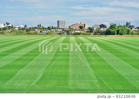 芝生の手入れ後のサッカー練習場 芝生の手入れ後のサッカー練習場 83210636