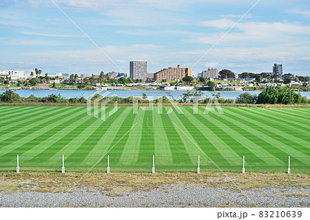芝生の手入れ後のサッカー練習場 芝生の手入れ後のサッカー練習場 83210639