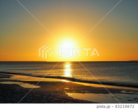 ニューカレドニア、ウベア島のサンセット 83210672