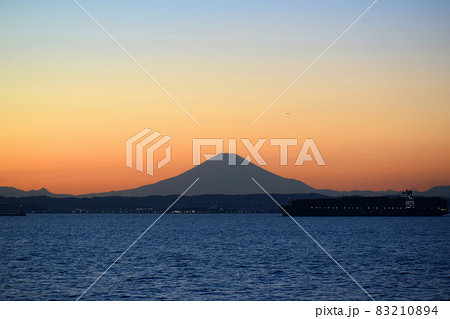 フェリーから見た富士山夕景 フェリーから見た富士山夕景 83210894