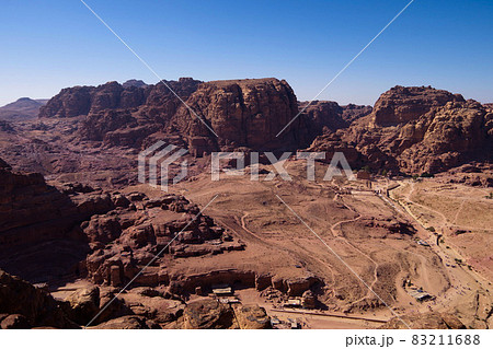 ヨルダン　ペトラ遺跡　渓谷　世界遺産 83211688