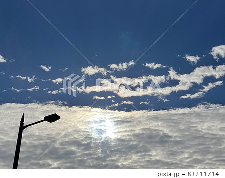 京都縦貫道　由良川サービスエリア　初秋の朝日と外灯 83211714