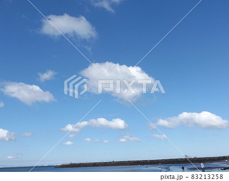 秋の青空と白い雲 秋の青空と白い雲 83213258