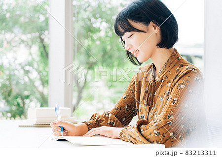 授業中の大学生　　 83213311