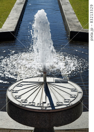 日時計と噴水 83213329
