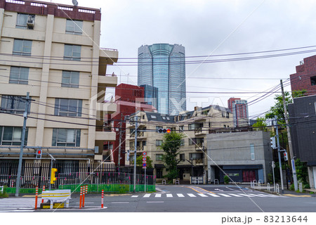 星条旗通り下の交差点　東京、六本木　街中から住宅街まで　様々な顔を持つ街 83213644