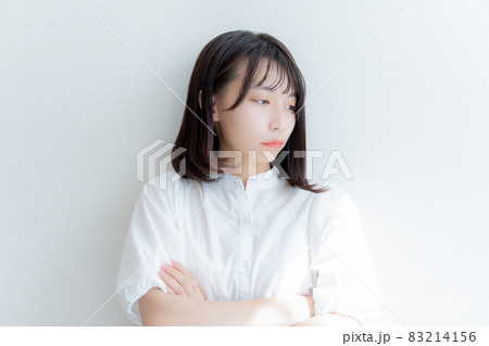 怒って何も考えたくない女性 83214156